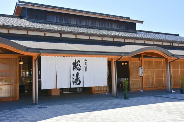 Wakura Onsen in ishikawa, Japan - A prestigious seaside hot spring resort on Nanao Bay with over 1,200 years of history, known for high-quality ryokan, therapeutic salt waters, and fresh Noto Peninsula seafood.