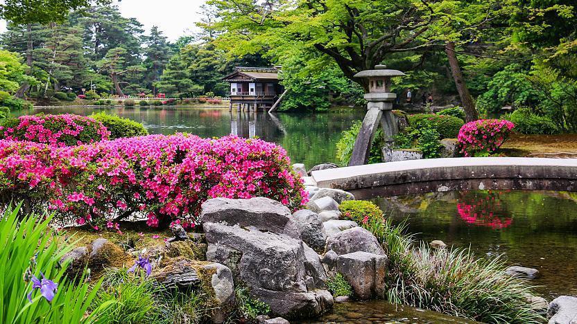 Kenrokuen Garden in ishikawa, Japan - One of Japan's Three Great Gardens, a masterpiece of landscape design featuring ponds, streams, bridges, teahouses, and meticulously pruned trees across all seasons.