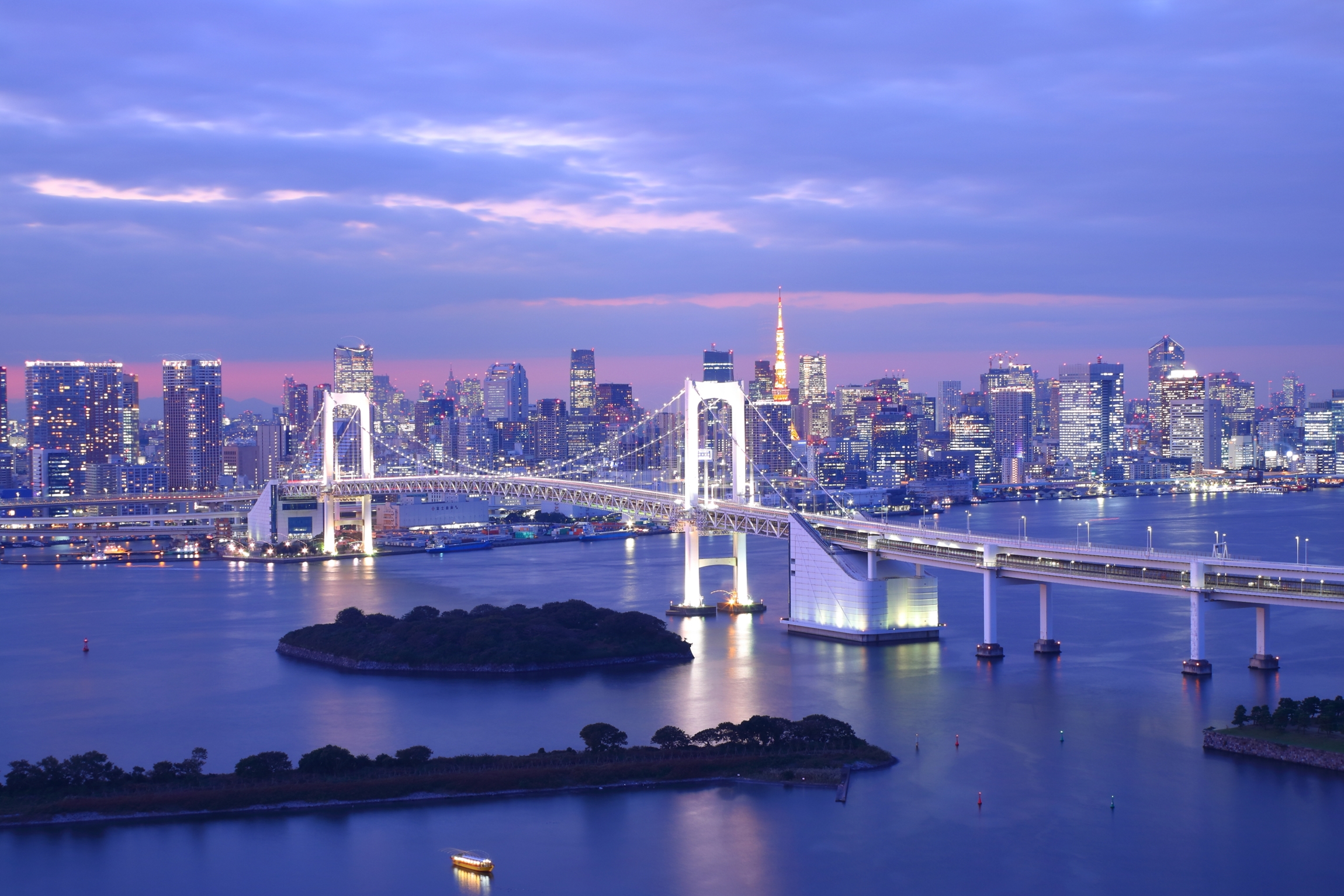 Odaiba in tokyo, Japan - A futuristic entertainment island in Tokyo Bay featuring shopping malls, museums, the giant Gundam statue, Rainbow Bridge views, and waterfront parks.
