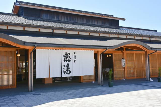 Wakura Onsen in ishikawa, Japan - A prestigious seaside hot spring resort on Nanao Bay with over 1,200 years of history, known for high-quality ryokan, therapeutic salt waters, and fresh Noto Peninsula seafood.